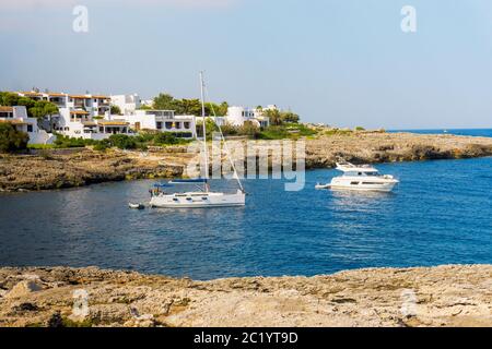 Felsenspitze mit privaten Villen oberhalb des ruhigen azurblauen Meeres auf der Baleareninsel. Mallorca Insel von erstaunlichen und klaren Wasser zum Schwimmen. Stockfoto