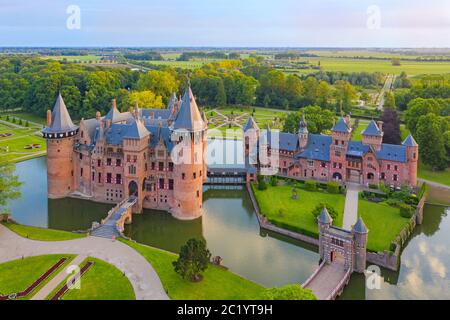 Luftpanorama von De Haar Castle, einem neoklassizistischen Wahrzeichen, Haarzuilens, Utrecht, Niederlande, Stockfoto