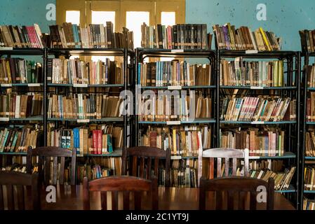 Bücherregal mit alten, abgenutzten Büchern, Marti Bibliothek, die im ehemaligen Rathaus, Santa Clara, Kuba untergebracht ist Stockfoto