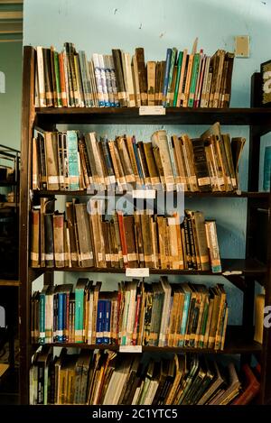 Bücherregal mit alten, abgenutzten Büchern, Marti Bibliothek, die im ehemaligen Rathaus, Santa Clara, Kuba untergebracht ist Stockfoto