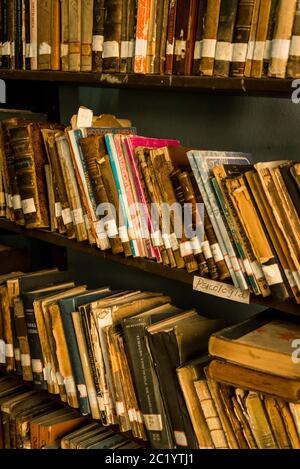 Bücherregal mit alten, abgenutzten Büchern, Marti Bibliothek, die im ehemaligen Rathaus, Santa Clara, Kuba untergebracht ist Stockfoto