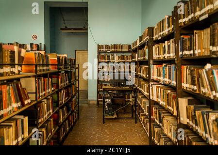 Bücherregal mit alten, abgenutzten Büchern, Marti Bibliothek, die im ehemaligen Rathaus, Santa Clara, Kuba untergebracht ist Stockfoto