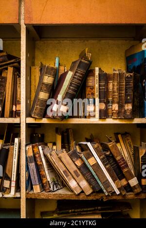 Bücherregal mit alten, abgenutzten Büchern, Marti Bibliothek, die im ehemaligen Rathaus, Santa Clara, Kuba untergebracht ist Stockfoto