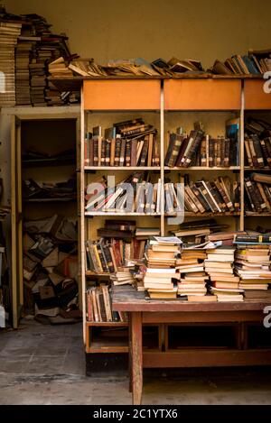 Bücherregal mit alten, abgenutzten Büchern, Marti Bibliothek, die im ehemaligen Rathaus, Santa Clara, Kuba untergebracht ist Stockfoto