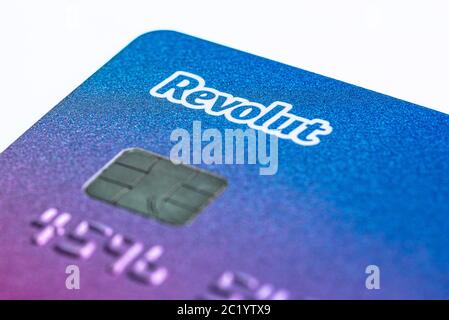 Bonn, Deutschland 15. Juni 2020. Zahlungskarte der Revolut Electronic Bank, isoliert auf weiß, Makroaufnahme, mobiles Banking. Stockfoto