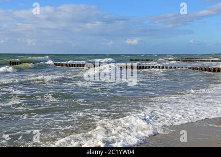 Die Wellen treffen auf den westlichen Strand von DarÃŸer Stockfoto