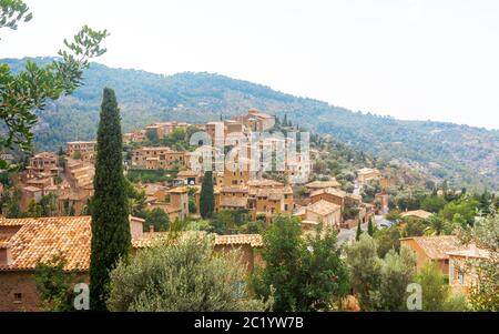 Charmantes Valldemossa, mediterranes Dorf in der wunderschönen Landschaft der Serra de Tramuntana Berge, Mallorca Insel, Spanien. Stockfoto