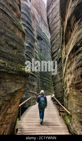 Ältere Wanderin in der Slot-Schlucht bei den Adršpach-Felsen, Adršpach-Teplice-Felsen, Zentralsudetenfelsen, Tschechische Republik Stockfoto