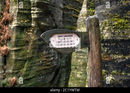 Mehrsprachiges Schild am Elephant Square (Sloni namesti) in Adršpach Rocks, Adršpach-Teplice Rocks National Nature Reserve, Bohemia, Tschechische Republik Stockfoto