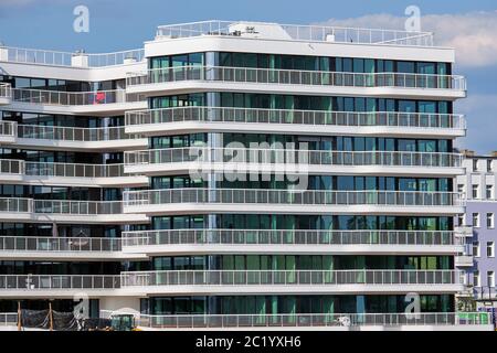 Modernes Apartment-Haus gesehen in Berlin, Deutschland Stockfoto