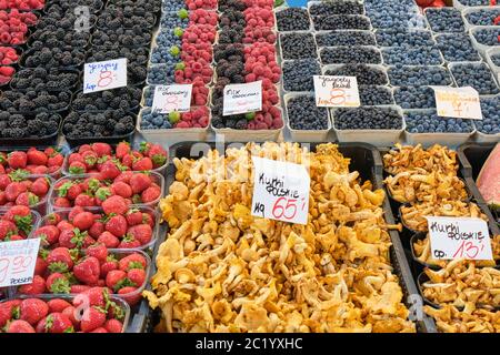 Pfifferlinge und verschiedene Arten von Beeren für den Verkauf auf dem Markt Stockfoto