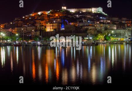 Allgemeine Nachtansicht der Burg dominiert das Stadtbild von Kavala Griechenland Stockfoto