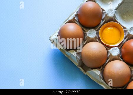 Eier und Eigelb auf blauem Hintergrund braun anbraten. Draufsicht. Flach liegend. Stockfoto