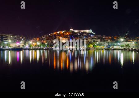 Allgemeine Nachtansicht der Burg dominiert das Stadtbild von Kavala Griechenland Stockfoto