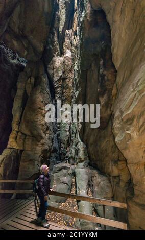 Ältere Wanderin in der Slot-Schlucht bei den Adršpach-Felsen, Adršpach-Teplice-Felsen, Zentralsudetenfelsen, Tschechische Republik Stockfoto