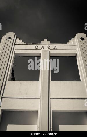 Verlassene Art Deco Gebäude, von dem nur noch Fassade, Santiago de Cuba, Kuba Stockfoto