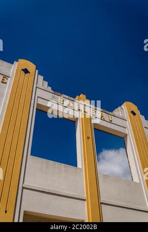 Verlassene Art Deco Gebäude, von dem nur noch Fassade, Santiago de Cuba, Kuba Stockfoto