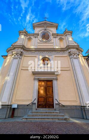 Fassade der katholischen Kirche San Giovanni Battista unter blauem Himmel in der Altstadt von Alba im Piemont, Norditalien (niedrige Ansicht, vertikale Zusammensetzung). Stockfoto