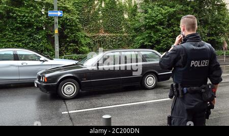 16. Juni 2020, Hessen, Frankfurt/Main: Ein Polizist nähert sich einem älteren Fahrwegfahrer, der vor dem Frankfurter Gerichtsgebäude gegenüber der Einbahnstraße fährt. Foto: Arne Dedert/dpa - ACHTUNG: Person(en) wurde(n) aus rechtlichen Gründen pixeliert Stockfoto