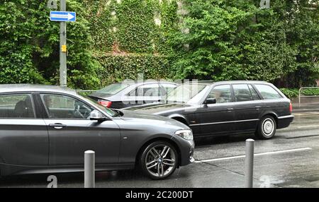 16. Juni 2020, Hessen, Frankfurt/Main: Fahrzeuge meiden einen Falschfahrer, der vor dem Frankfurter Hof in die entgegengesetzte Richtung zur Einbahnstraße fährt. Foto: Arne Dedert/dpa - ACHTUNG: Person(en) wurde(n) aus rechtlichen Gründen pixeliert Stockfoto