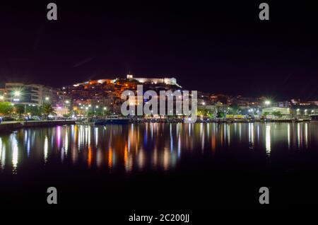 Allgemeine Nachtansicht der Burg dominiert das Stadtbild von Kavala Griechenland Stockfoto