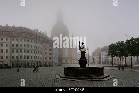 Dresden, Deutschland. Juni 2020. Der Neumarkt vor der Frauenkirche und der Friedensbrunnen sind morgens in Nebel gehüllt. Quelle: Robert Michael/dpa-Zentralbild/ZB/dpa/Alamy Live News Stockfoto