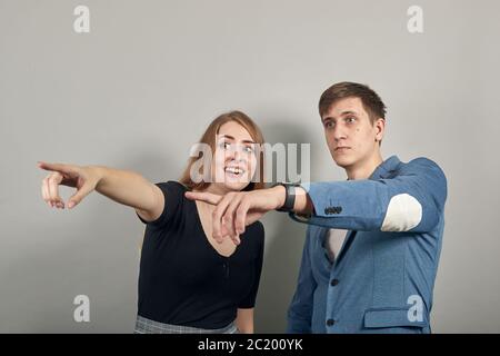 Zeiger mit Zeigefinger nach vorn. Zeigefinger, um die Richtung anzuzeigen Stockfoto