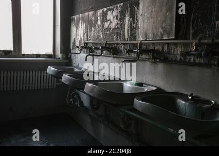 Verbranntes Innere des Hauses. Verkohlte Wände der Toilette nach einem Brand. Stockfoto