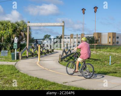 Venetian Waterway Park Radweg entlang der Golf Intercoastal Waterway in Venice Florida in den Vereinigten Staaten Stockfoto