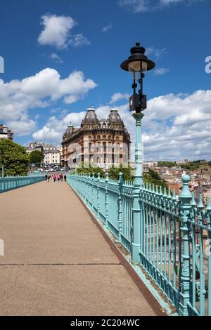 The Grand Hotel and Foot Bridge, Scarborough, East Yorkshire, England Stockfoto