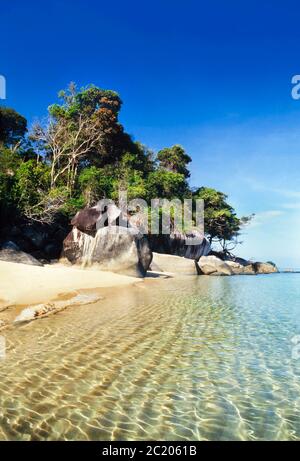 Pulau Tioman (Insel) Malaysia, Südchinesisches Meer, kristallklares Wasser, weißer Sandstrand Stockfoto