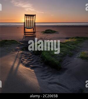 Liegestuhl, Sonnenaufgang, South Beach, Scarborough, East Yorkshire, England Stockfoto