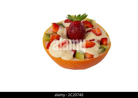 Obstsalat in einem Topf aus Grapefruit. Obst-Lebensmittel auf weißem Hintergrund. Stockfoto
