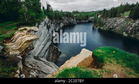 Offene Höhle in Ruskeala Mountain Park. Touristische Komplex in Sortavala Region der Republik Karelien, Russland. Ehemaliger Marmorbruch mit Grou gefüllt Stockfoto