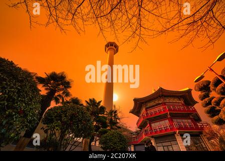 Busan, Südkorea, 22. Februar 2020: Blick auf den Busan-Turm und den Yongdusan-Park die beliebtesten Touristenattraktionen bei Sonnenuntergang in Busan, Südkorea. Stockfoto