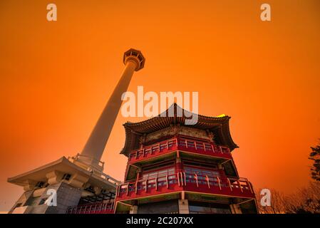 Busan, Südkorea, 22. Februar 2020: Blick auf den Busan-Turm und den Yongdusan-Park die beliebtesten Touristenattraktionen bei Sonnenuntergang in Busan, Südkorea. Stockfoto