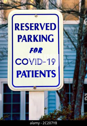 Parkschild zeigt an, wo COVID-19 Patienten auf einem Parkplatz für medizinische Tests und Behandlungen parken sollten. Stockfoto