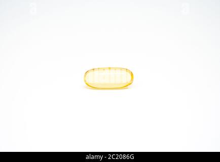 Gelbe Weichgelatine Kapseln enthalten Fischöl Ergänzung isoliert auf weißem Hintergrund. Stockfoto