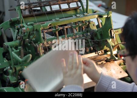 Spezialisierte professionelle Ausrüstung für die Herstellung von gedruckten Produkten in der Druckerei Stockfoto