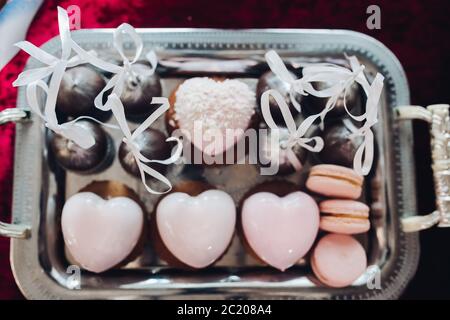 Schönen leckeren Kuchen in Herzform, rosa Farbe. Stockfoto