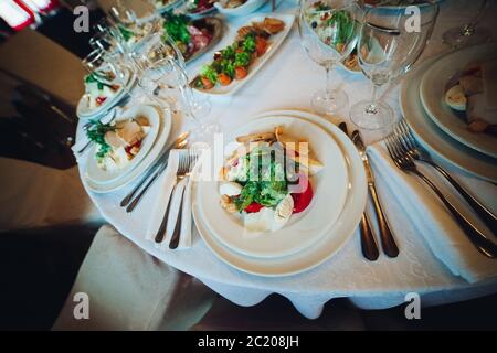 Caesar Salat auf einem weissen Teller, sieht schön und lecker. Hell. Stockfoto