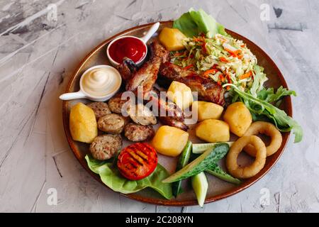 Köstliche Restaurannt Vorspeisen Set für Bier. Köstliche Restaurant Vorspeisen Set für Bier. Gemüsesalat, gekochte Kartoffeln, g Stockfoto
