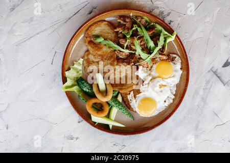 Leckere Kartoffel puncakes mit Spiegelei serviert. Stockfoto