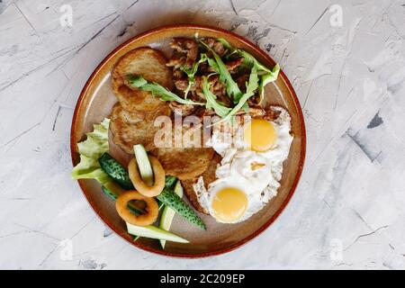 Leckere Kartoffel puncakes mit Spiegelei serviert. Stockfoto