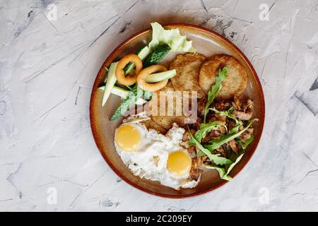 Leckere Kartoffel puncakes mit Spiegelei serviert. Stockfoto