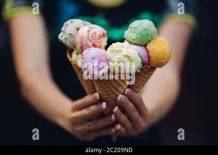 Nahaufnahme von woman holding in den Händen und auf der Kamera viele bunte Eis. Stockfoto