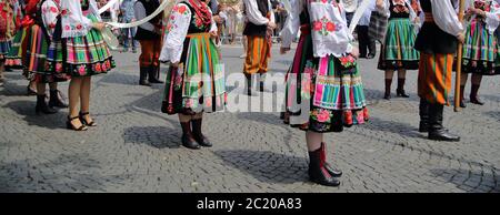 Die Einheimischen aus Lowicz in Polen tragen traditionelle, farbenfrohe Trachten und nehmen an den jährlichen Prozessionen während der Fronleichnamstage Teil. Stockfoto