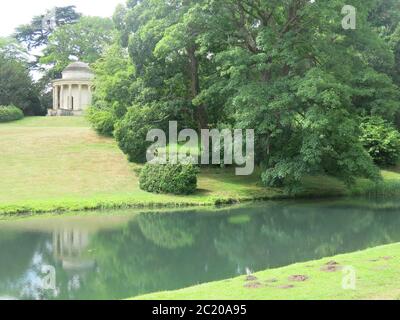 Blick auf den runden Tempel der alten Tugend in der Gartenanlage von Stowe Gardens, einem National Trust Anwesen in Buckinghamshire. Stockfoto