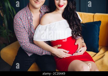 Mann und Frau umarmt schwangeren Bauch. Warten auf ein Baby Konzept. Stockfoto