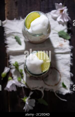 Heiße Schokolade mit Marshmallows.Süßes Getränk.Landhausstil.Holztisch. Stockfoto